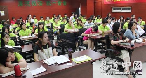 六月例會，易道與世界干杯