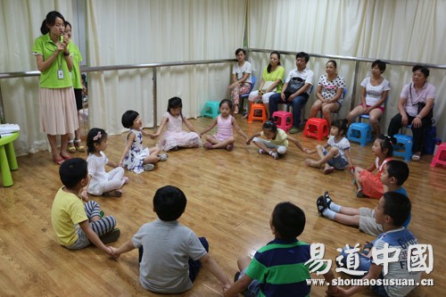 易道教育·銀泰中心旗艦校暑期班展示課開講啦——手腦說唱英語