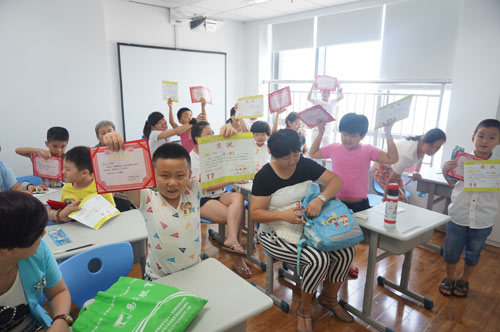 易道教育·銀泰中心旗艦校暑期班展示課開講啦——手腦拼音篇